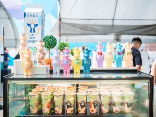 奶茶控集體朝聖！2025高雄奶茶節盛大開幕，首日湧入5萬人
